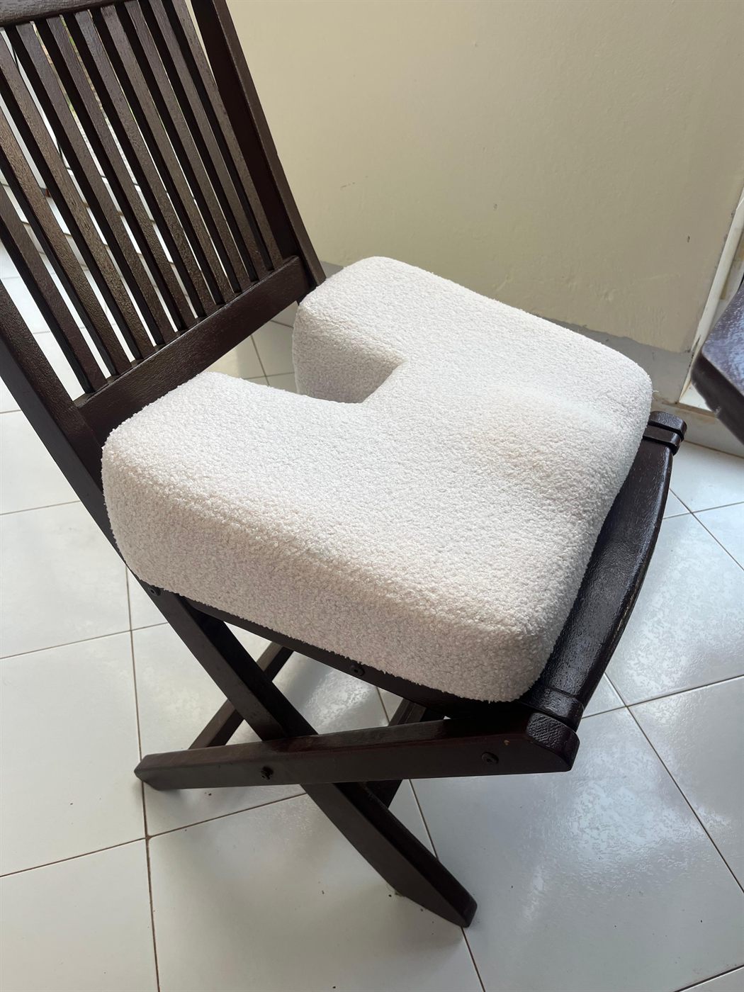 Coussin posé sur une chaise