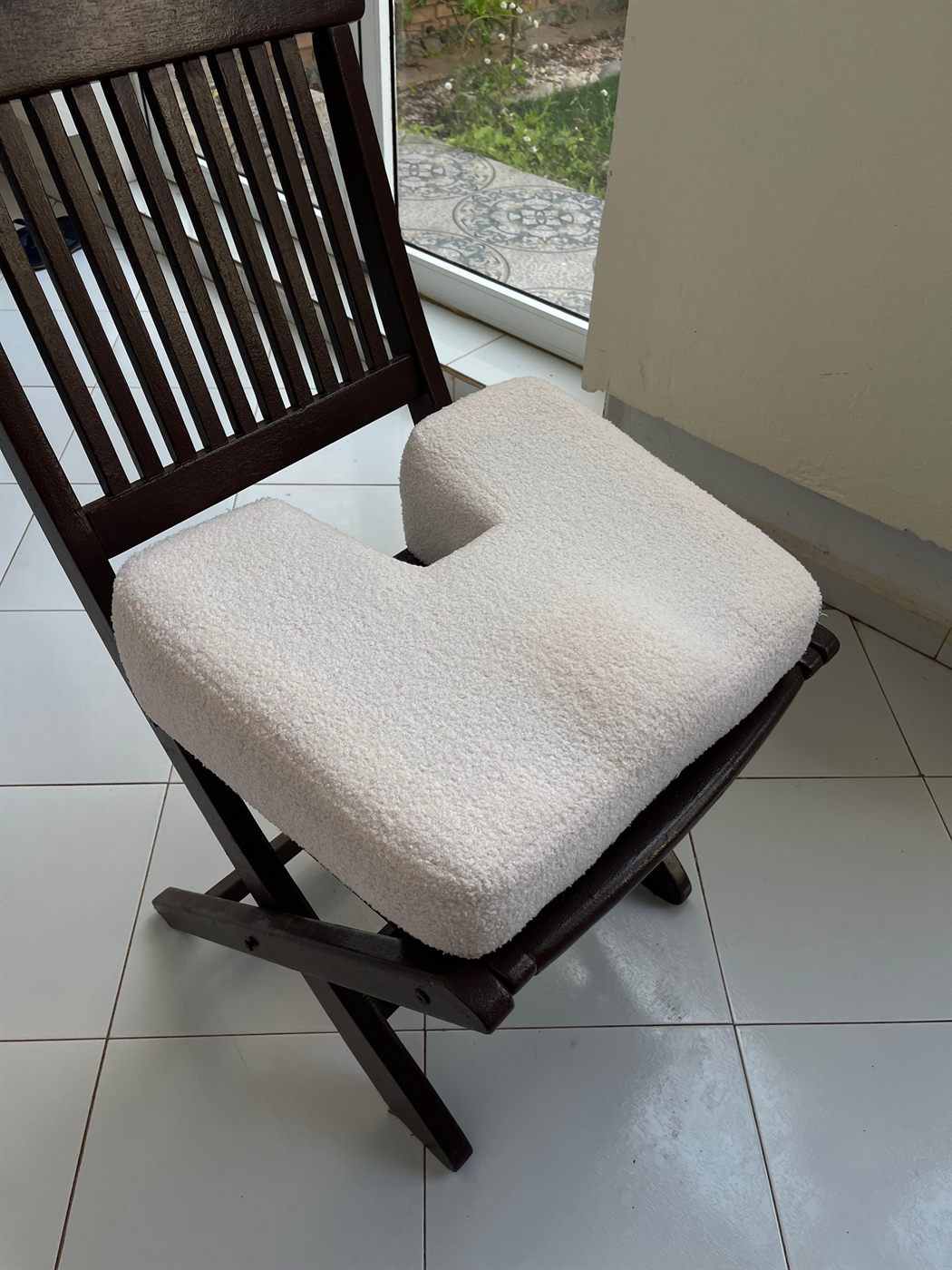 Coussin PosturLabs près d'une fenêtre