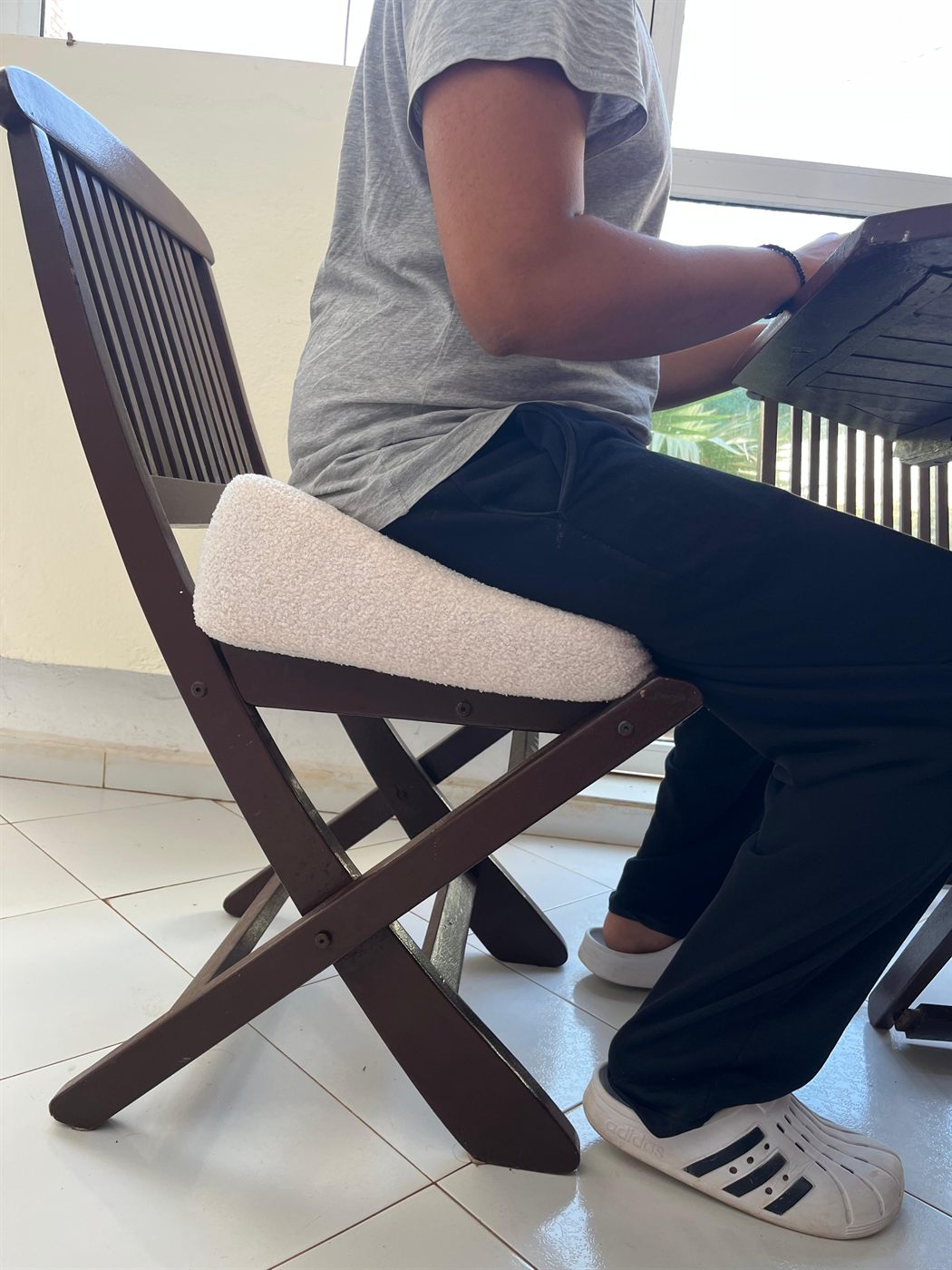 Personne assise sur le coussin PosturLabs